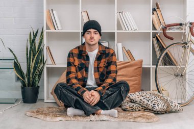 Sonbaharda ya da kışın evdeki genç adam