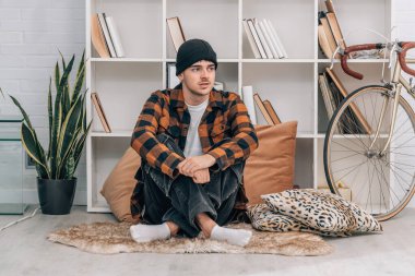 Sonbaharda ya da kışın evdeki genç adam