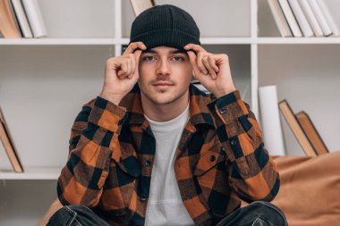 Sonbaharda ya da kışın evdeki genç adam