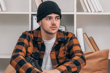 Sonbaharda ya da kışın evdeki genç adam