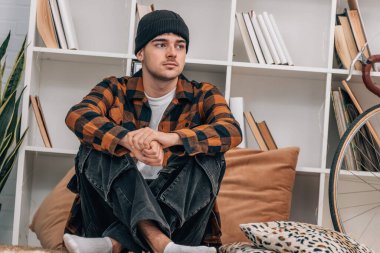 Sonbaharda ya da kışın evdeki genç adam