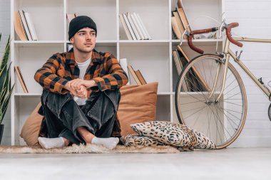 Sonbaharda ya da kışın evdeki genç adam