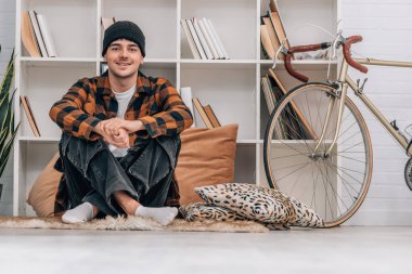 Sonbaharda ya da kışın evdeki genç adam