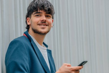 İş adamı ya da sokakta cep telefonu olan üniversite öğrencisi.