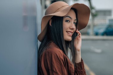 Sokakta cep telefonu olan genç Asyalı kız.