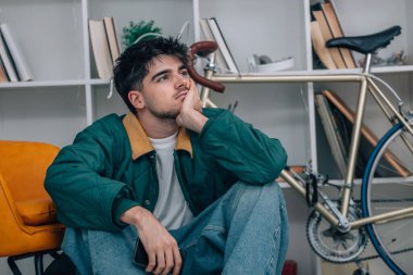 Evdeki genç adam düşünceli bir karar verdi.