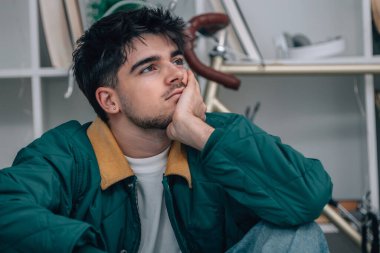 Evdeki genç adam düşünceli bir karar verdi.