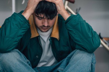 Evdeki genç adam sıkıntılı ya da depresif