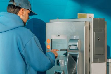 Banka veznedarı ya da ödemedeki genç adam