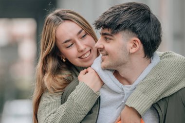 Çift sırtlarındaki kızla eğleniyor.