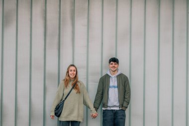 Sokaktaki genç çift.