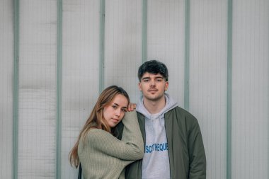 Sokaktaki genç çift.