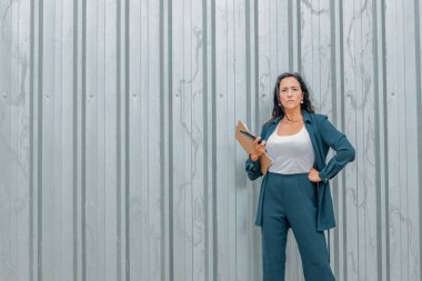 İş kadını açık havada, iş adamları 