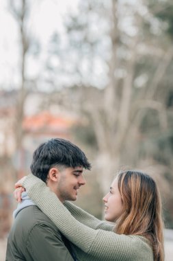 Sokakta sarılan genç ve romantik bir çift.