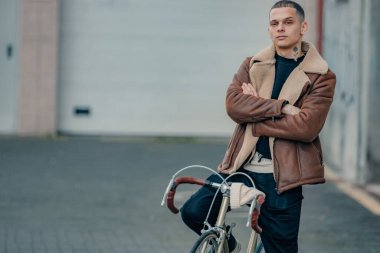 Sokaktaki bisikletli genç adam.