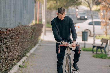 Şehirde bisiklet süren bir bisikletçi.