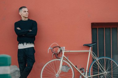 Sokaktaki bisikletli genç adam.