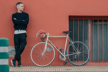 Sokaktaki bisikletli genç adam.