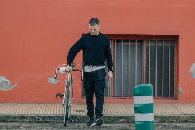 Sokaktaki bisikletli genç adam.