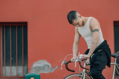 Sokaktaki bisikletli genç adam.