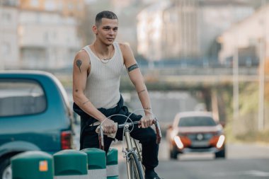 Bisiklet süren şehir genci