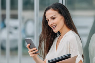 Cep telefonlu iş kadını