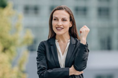 Dışarıdaki çekici iş kadınının portresi.