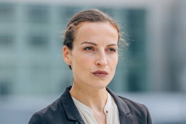 Katılaşma ve talep ifadesiyle ciddi bir iş kadını.