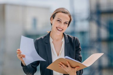 İş kadını ya da sokakta belgeleri olan bir yönetici.