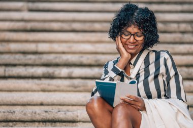 Seyahat eden turist kadın kitap ya da rehber oturuyor.