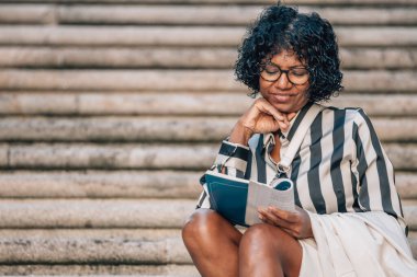 Seyahat eden turist kadın kitap ya da rehber oturuyor.
