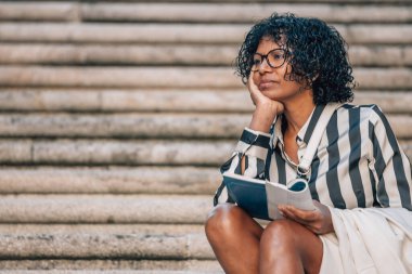 Seyahat eden turist kadın kitap ya da rehber oturuyor.