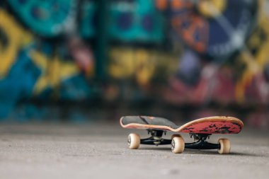 Sokakta fotokopi alanı olan kaykay