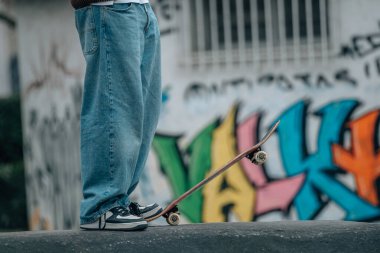 Sokakta kaykaylı genç bir adamın ayaklarına yakın çekim.