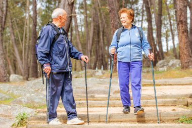 Yaşlı çift doğa yürüyüşü yapıyor.