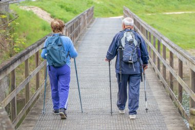 Yaşlı çift doğa yürüyüşü yapıyor.