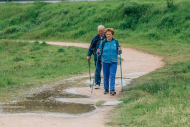 Yaşlı çift doğa yürüyüşü yapıyor.