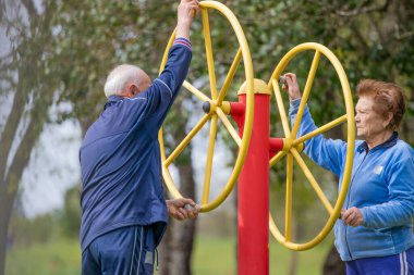 Yaşlı çift dışarıda egzersiz yapıyor.
