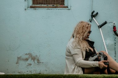 Ortopedik protezi olan engelli kadın.