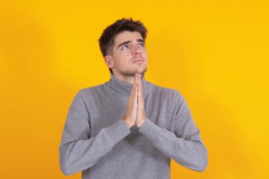 İbadet ya da yalvarma ifadesi olan izole genç adam ya da genç.