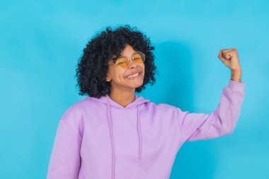 Güç ve güç ifade eden yalnız bir afro kız.