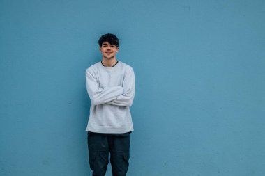 Sokak duvarında fotokopi alanı olan genç bir çocuk ya da öğrenci