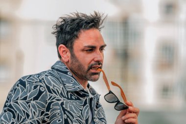 Güneş gözlüklü çekici koyu latin model