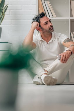 Evdeki genç adam çok düşünceli.