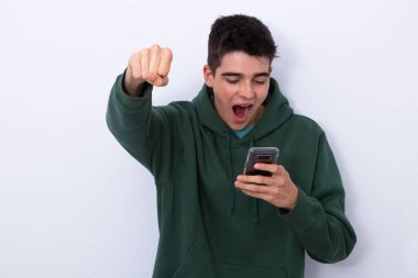 heyecanlı öğrenci cep telefonuyla beyazda izole edildi
