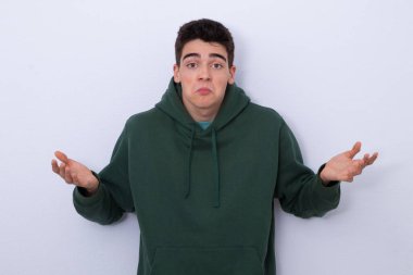 İdrak edemeyen ya da şaşıran yalnız bir genç çocuk.