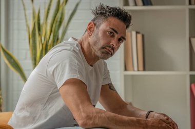 Evde düşünceli bir adam karar veriyor.