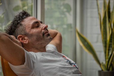 Genç adam evde kanepede rahatlatıcı