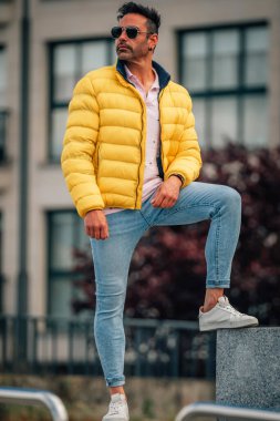 Sokak ortasında güneş gözlüklü İspanyol bir adam.