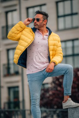 Sokak ortasında güneş gözlüklü İspanyol bir adam.